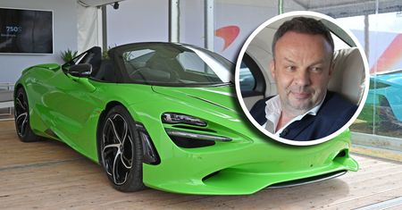 Sprzedaje auta warte 2 mln zł. Kim są jego klienci?