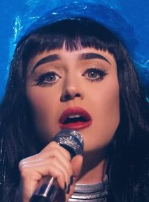 Katy Perry pocałowała fankę. Zrobiła to podczas TEJ piosenki