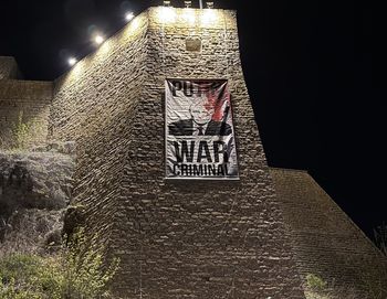 Plakat z Putinem przy granicy z Rosją. Jest splamiony krwią