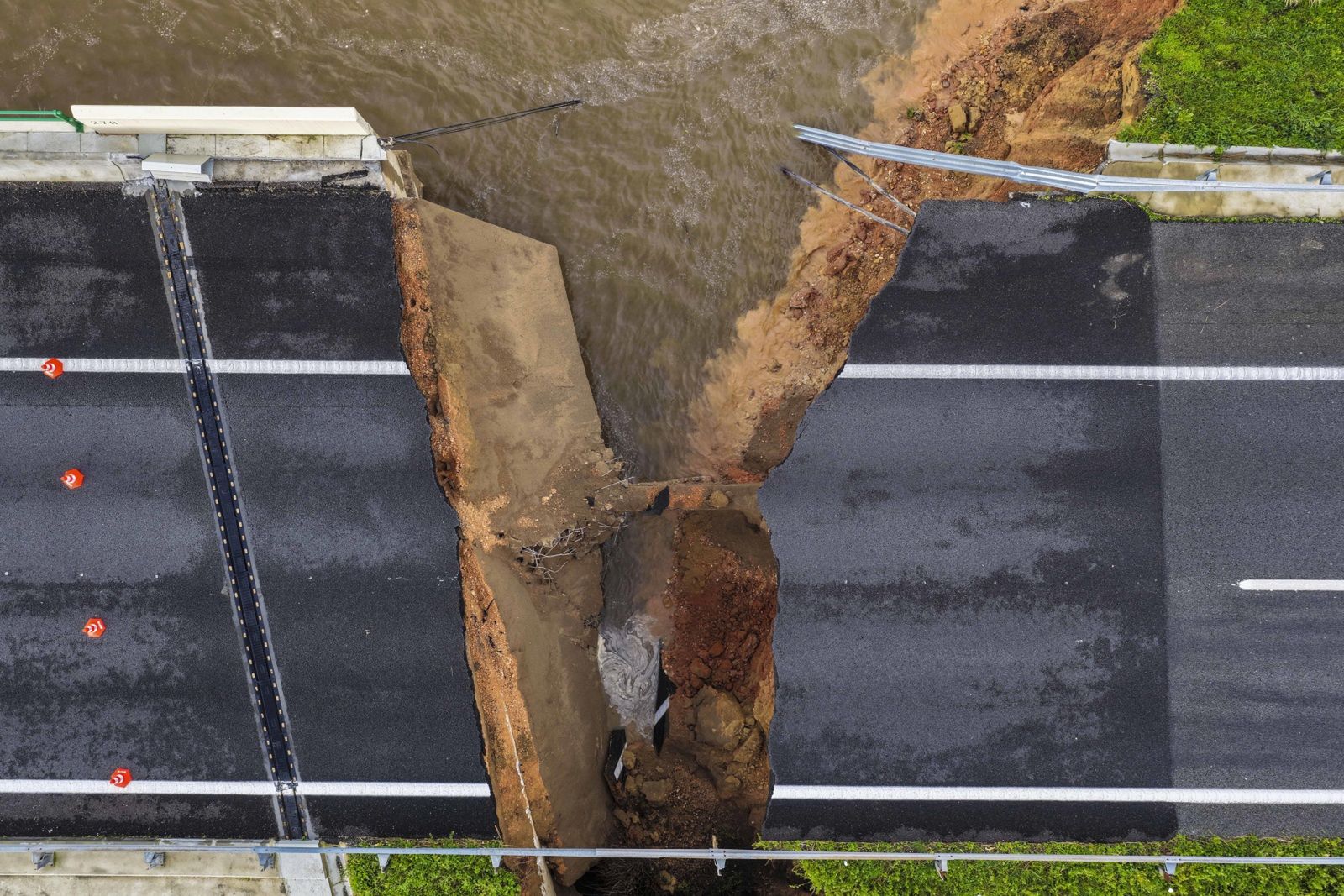 Woda zniszczyła główną autostradę kraju 