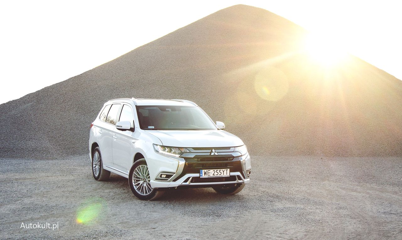 Mitsubishi Outlander PHEV to hit w Europie w swojej klasie, a u nas się nie sprzedaje. Teraz może się to zmienić.