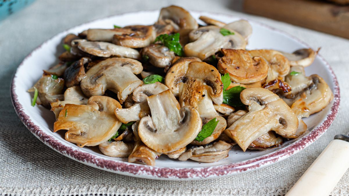 Pieczarki z dodatkami na talerzu