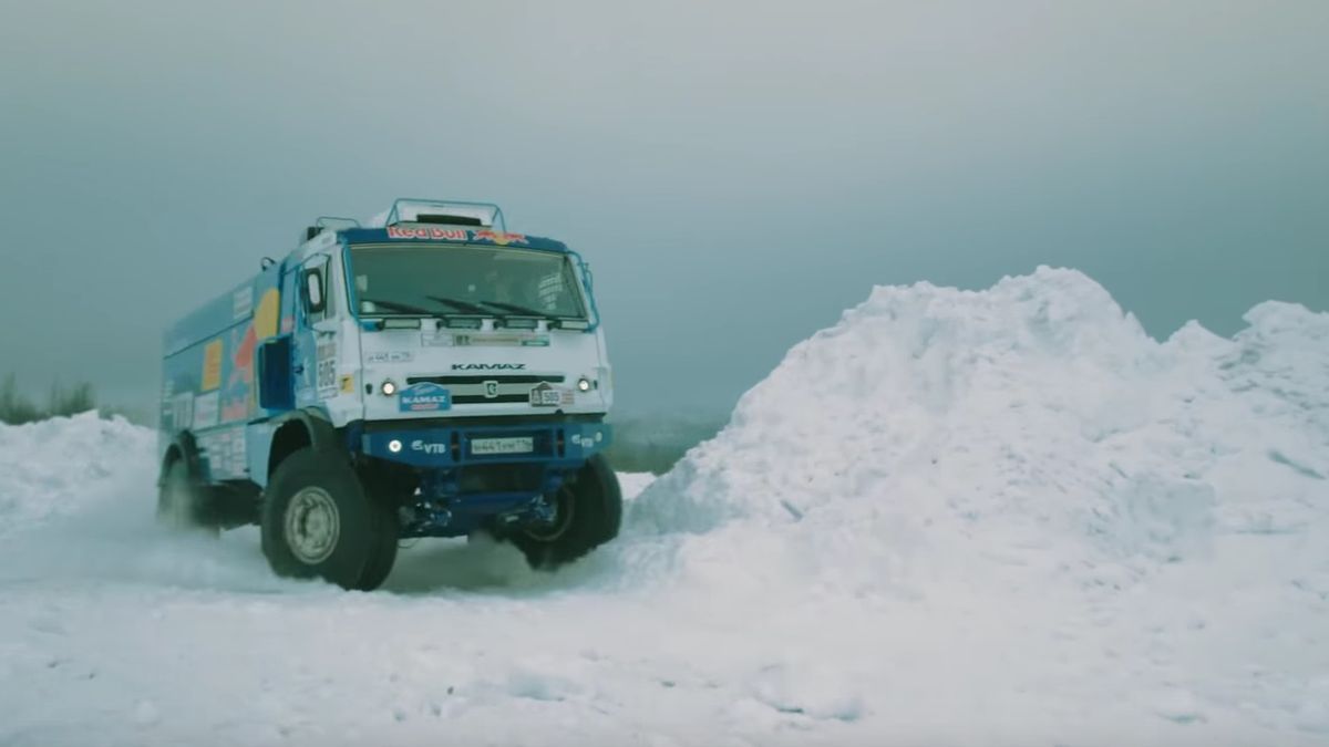 7 metrów długości, 10 ton wagi i 1000 litrów oleju napędowego na pokładzie. Emisja CO2: nieznana