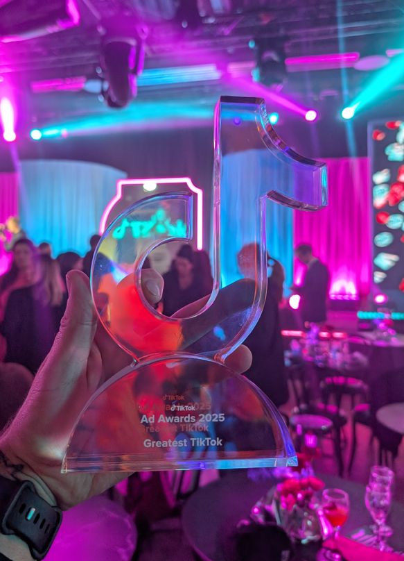 Plush z tytułem "Greatest TikTok" w TikTok Ad Awards CE 2025. Marka domyka rok serią nagród kreatywnych