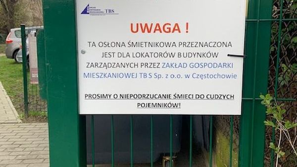 Śląskie. Zakład Gospodarki Mieszkaniowej TBS w Częstochowie mówi dość podrzucaniu śmieci pod osłony śmietnikowe.