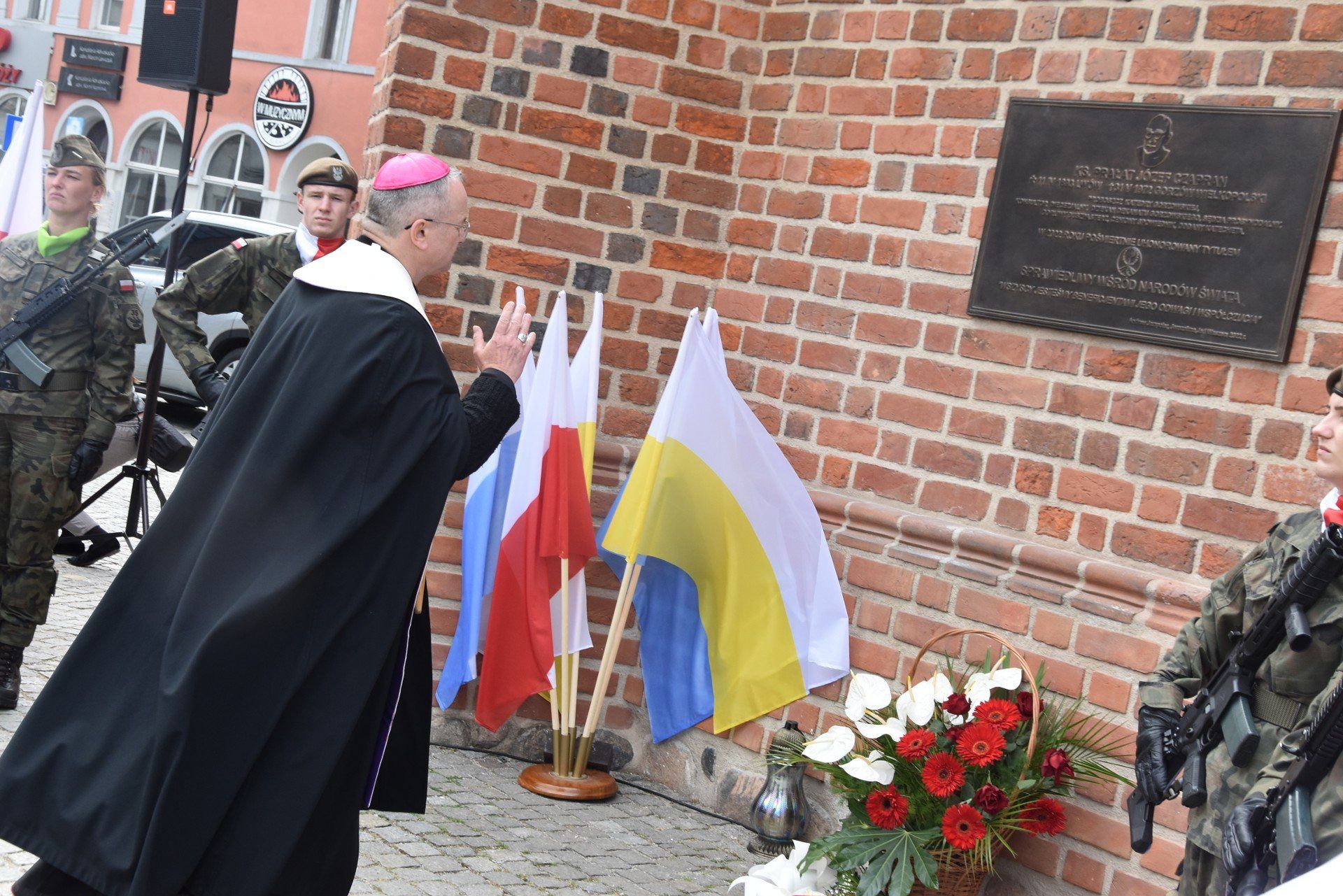 Tablica pamiątkowa zawisła na zewnętrznej części muru katedralnego prezbiterium.