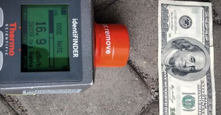 Napromieniowana studolarówka. Banknot znaleźli strażnicy w Medyce