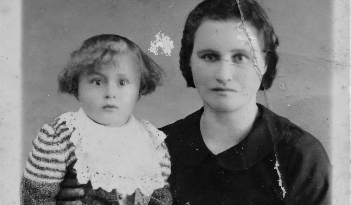 Zofia, babcia pani Agnieszki z synem Jankiem - jednym z trojaczków. Zdjęcie zostało zrobione dla UNRA i załączone z podaniem o paczkę żywnościową