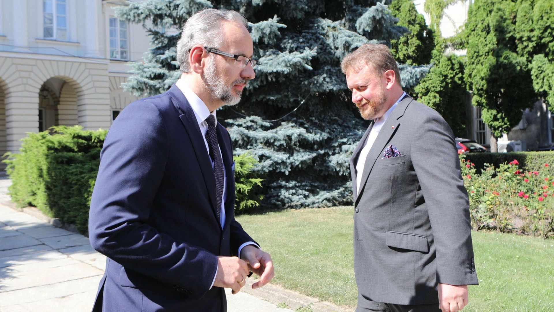 Minister Zdrowia Adam Niedzielski i Łukasz Szumowski, jego następca