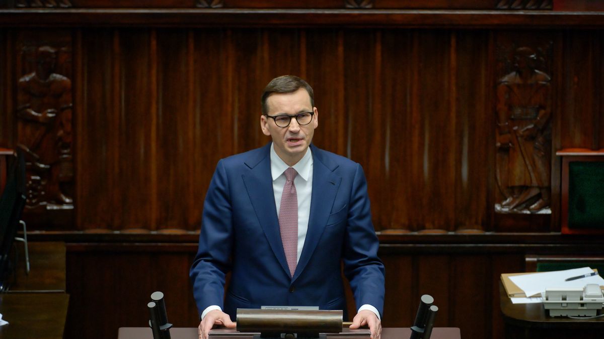 Warszawa, 07.04.2022. Premier Mateusz Morawiecki na sali obrad Sejmu w Warszawie, 7 bm. Posłowie na posiedzeniu rozpatrzą m.in. rządowy projekt zmian w sposobie finansowania programów mieszkaniowych. Odbędą się też głosowania. (kf) PAP/Marcin Obara