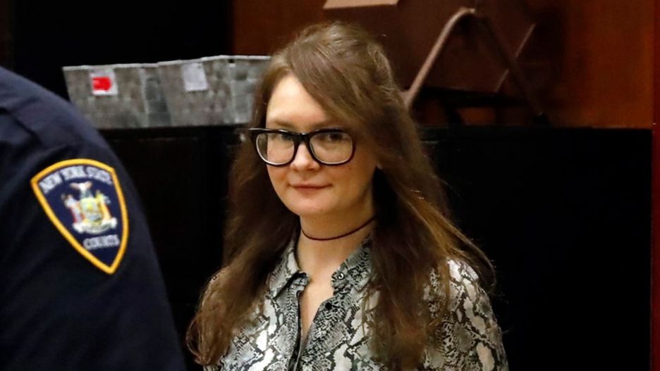 Anna Delvey została skazana na 4 do 12 lat więzienia. Wyszła z więzienia, ale nie odzyskała wolności