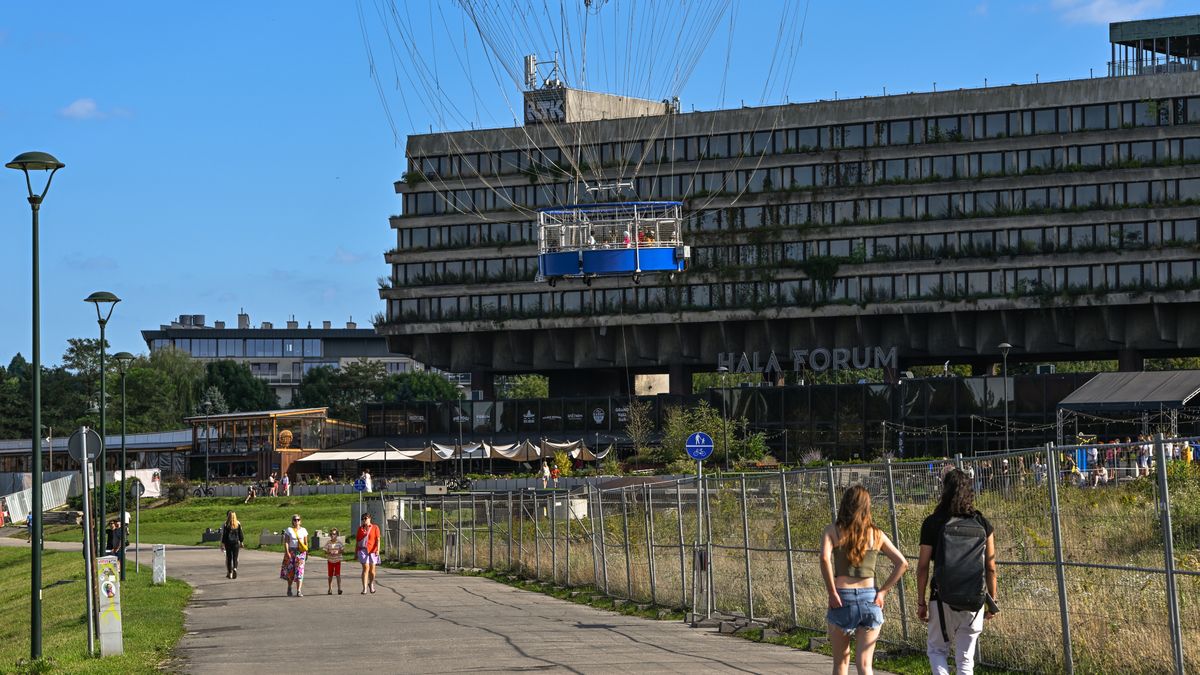 KRAKOW, POLAND - AUGUST 10, 2024:
Tourists enjoy an Observation Balloon tour in front of the former Hotel Forum along the Wisla Riverbank, on August 10, 2024, in Krakow, Lesser Poland Voivodeship, Poland. (Photo by Artur Widak/NurPhoto via Getty Images)