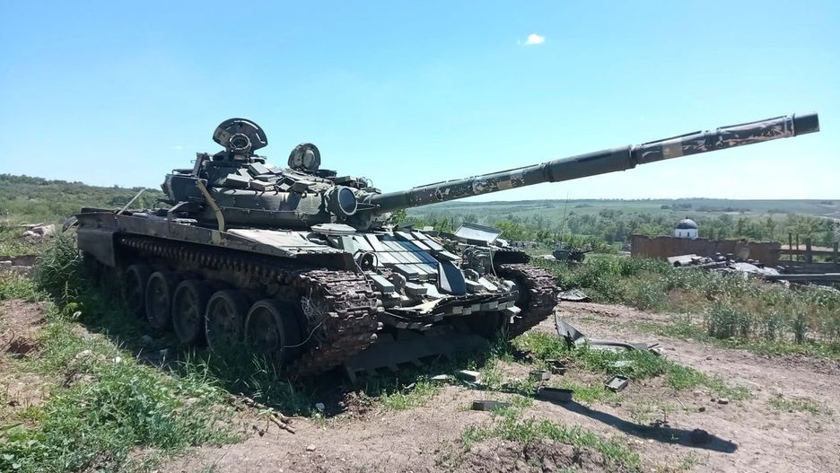 Zniszczony ukraiński T-72B.