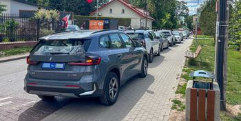 Kierowcy blokują chodnik na Ludwinowskiej. Ratusz: Słupków nie będzie