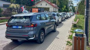 Kierowcy blokują chodnik na Ludwinowskiej. Ratusz: Słupków nie będzie
