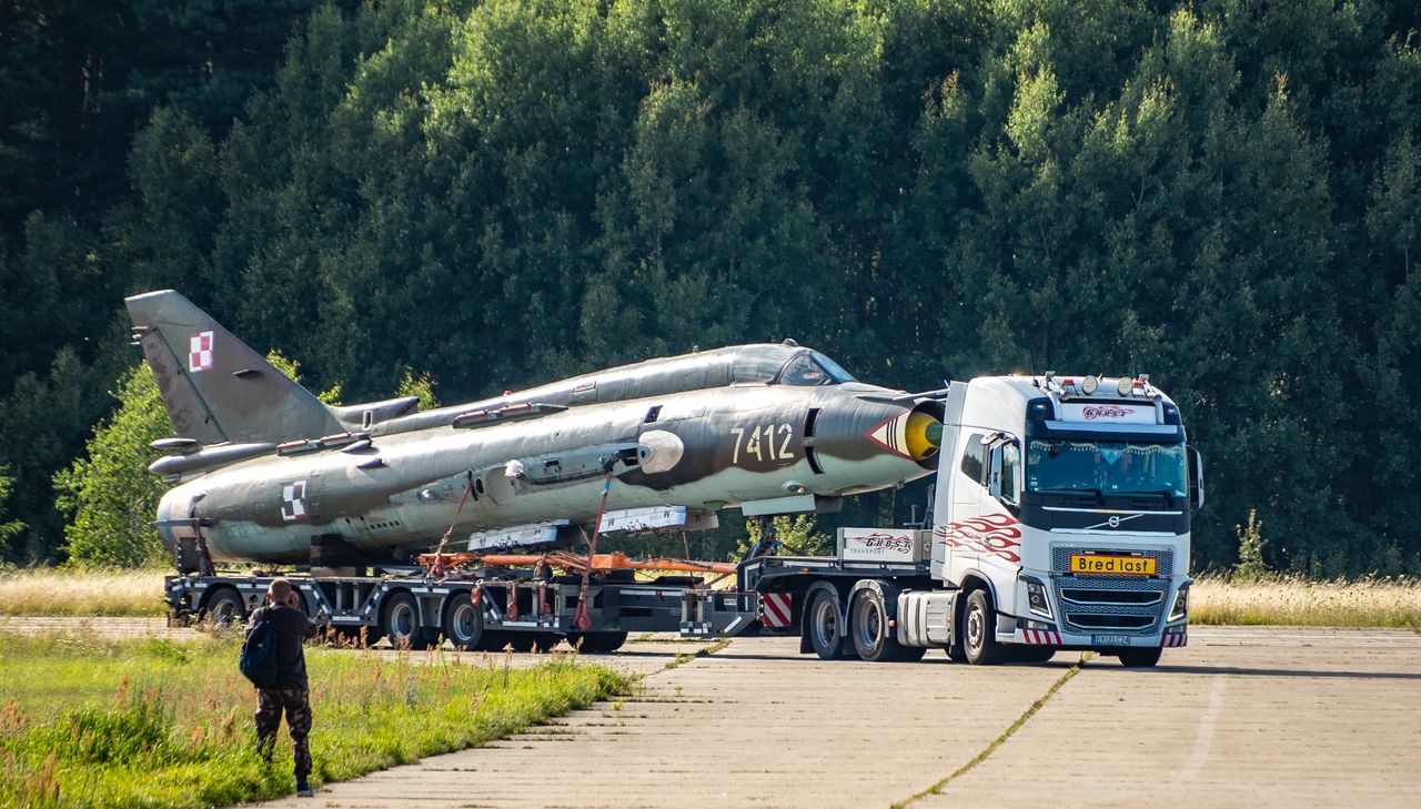 Transport samolotu Su-22 nr 7412 do hangaru w Pile