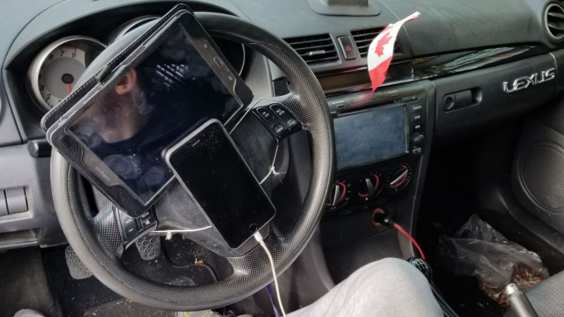 Przywiązał telefon i tablet do kierownicy. Policjant nie mógł wyjść ze zdziwienia