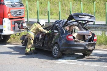 Kolejne utrudnienia w pobliżu AOW. Wypadek na łączniku Długołęka. Na jezdni dachował samochód
