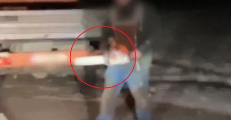 Z piłą łańcuchową ruszyli na innego kierowcę. Filmik trafił do sieci
