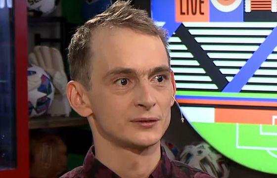 Jaś Kapela prowadzi zbiórkę na Patronite. Wspierającym upiecze drożdżówkę albo zaprosi na wegańską kolację