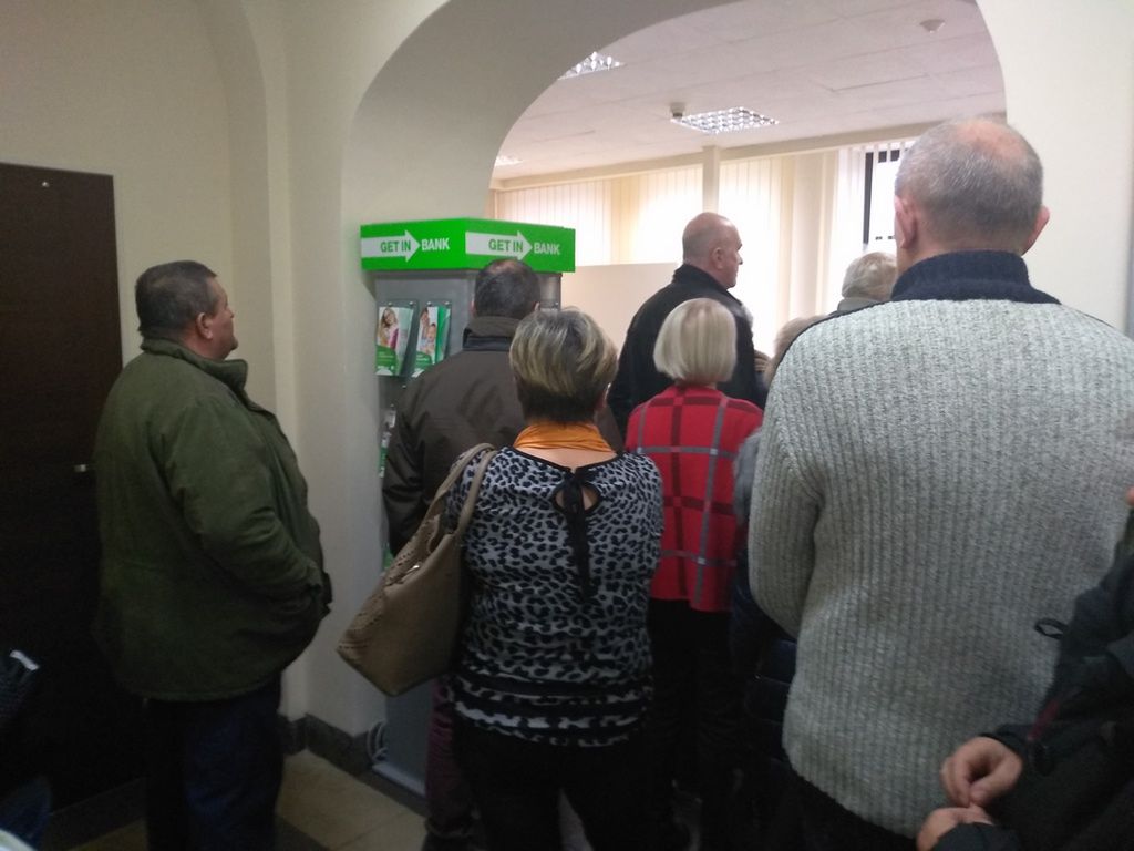 Getin Bank: Długie kolejki przed ostrowiecką placówką Getin Banku