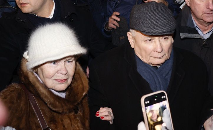 Jarosław Kaczyński stawił się przed aresztem z tajemniczą kobietą w moherowym kapeluszu. Wiemy, KIM JEST