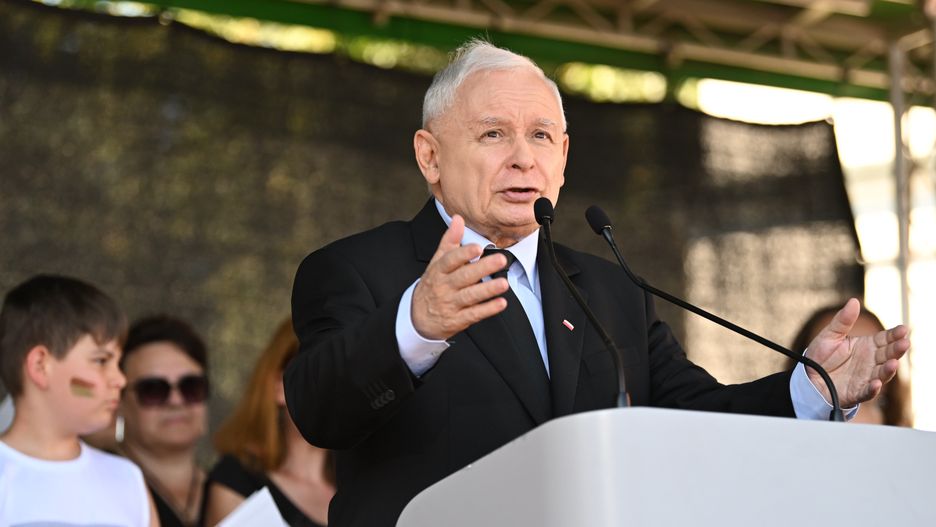 Zawichost, 13.08.2023. Wicepremier, prezes PiS Jarosław Kaczyński (P) podczas pikniku wojskowego w Zawichoście, 13 bm. Trwają obchody Święta Wojska Polskiego, które w tym roku odbywają się pod hasłem "Silna Biało-Czerwona". (jm) PAP/Piotr Polak