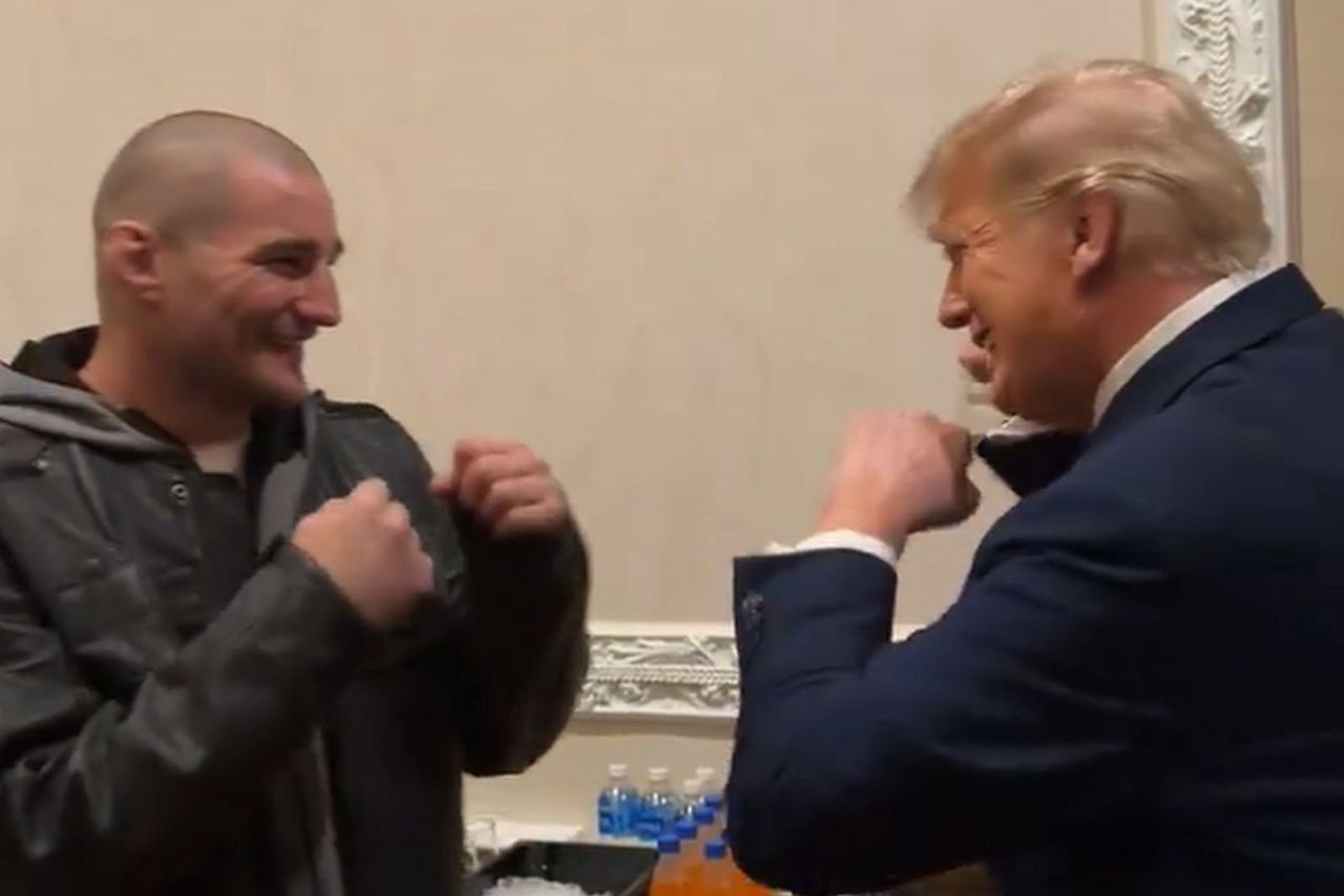 Donald Trump in a fighting pose. He wouldn't stand a chance against him.