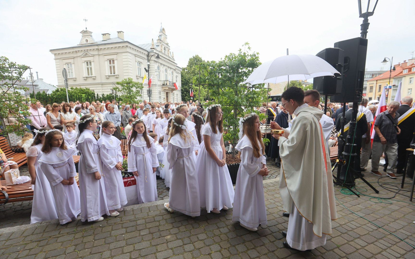 Tłumy wiernych na głównej procesji Bożego Ciała w Rzeszowie
