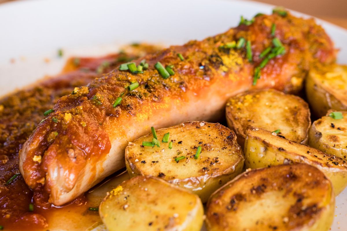 Na drugi dzień świąt piekę białą kiełbasę w tym sosie. Wyglądają jak podłużne pisanki