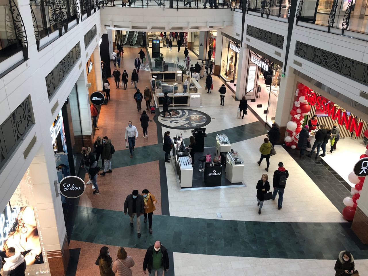 Koniec z "placówkami pocztowymi". Rząd przymknął furtkę dla handlu w niedziele