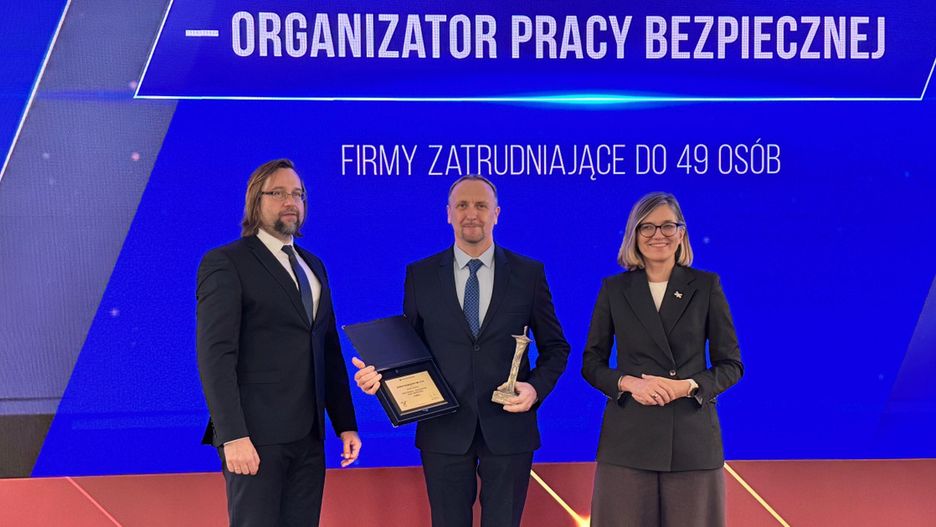 Firma Ewikor Construction została nagrodzona w kategorii Pracodawca - organizator pracy bezpiecznej 2025. Wczoraj w Zaku Królewskim w Warszawie przedstawiciel firmy Rafał Grzesiak odebrał nagrodę z rąk Marcina Staneckiego, Głównego Inspektora Pracy i  Magdaleny Biejat, wicemarszałek Senatu.