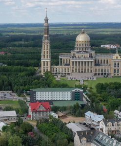 Skarbonka w WC w Licheniu, a obok karteczka