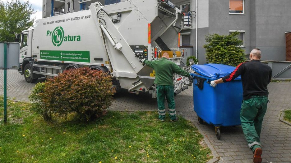 Pojemniki mają kółka, ale bywają bardzo ciężkie. Pracownicy Pronatury, wożąc je codziennie po często nierównym terenie, przez progi, krawężniki itd., nabawiają się urazów.