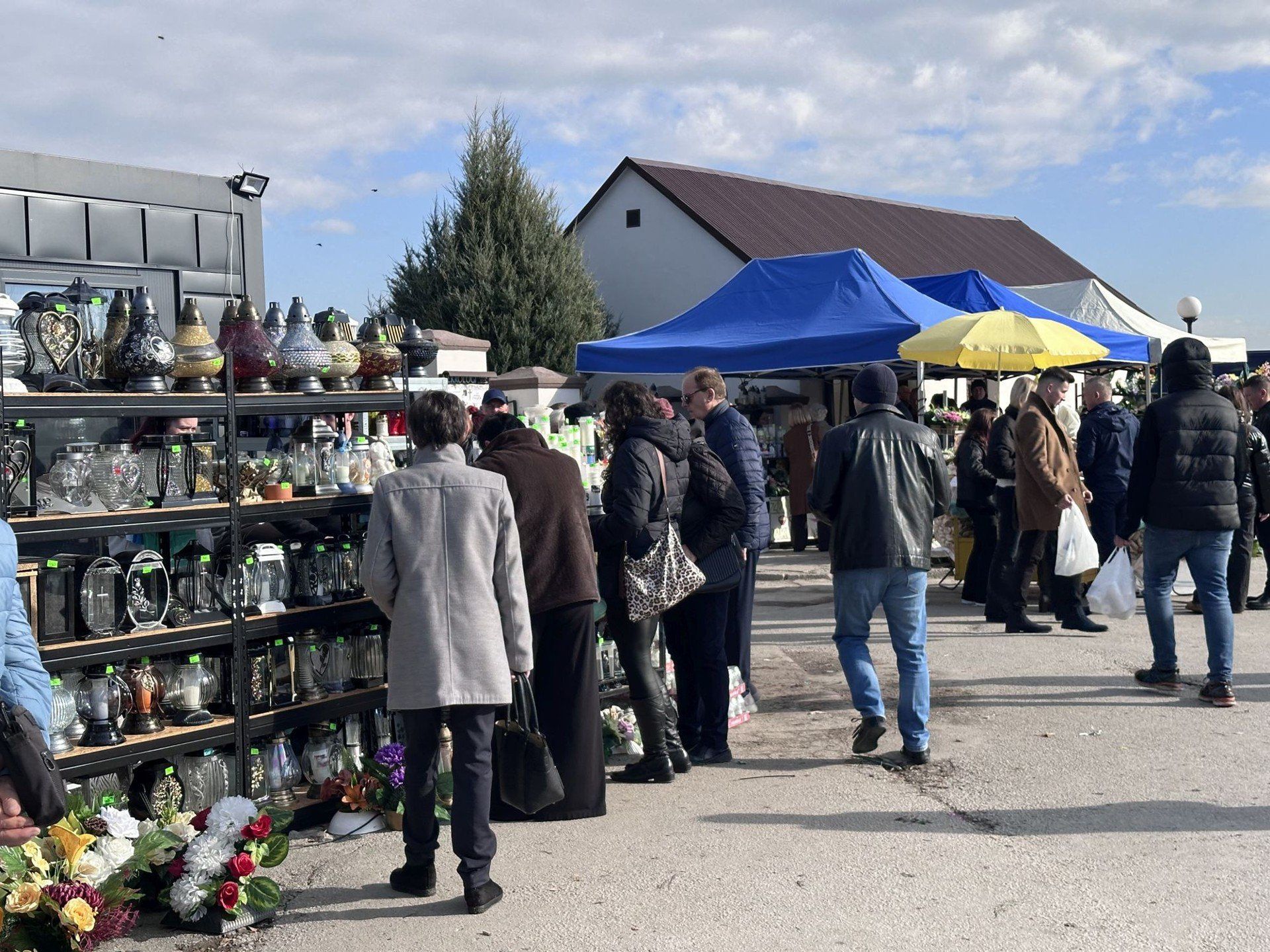 Przy cmentarzu można było zaopatrzyć się w znicze