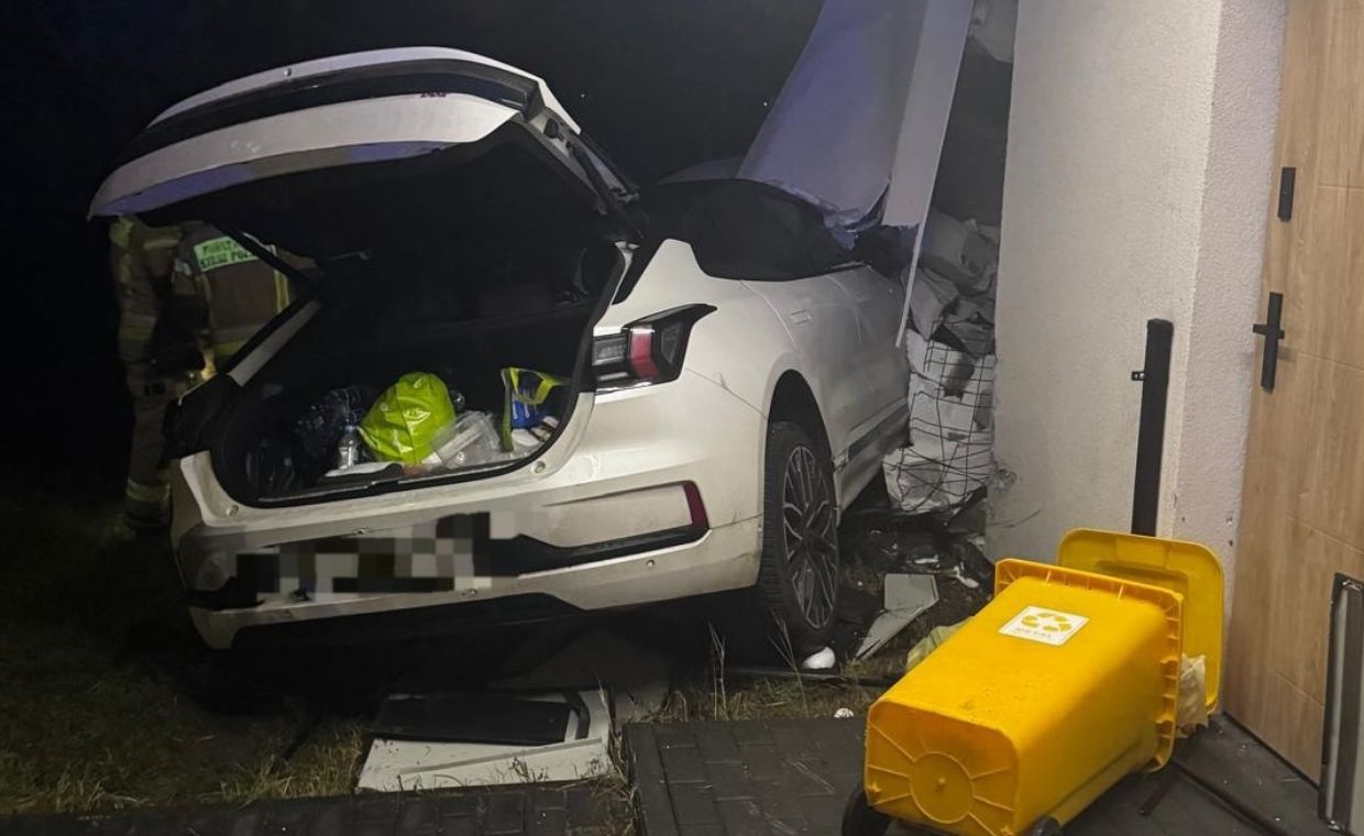57-latka wjechała w budynek. Pomyliła gaz z hamulcem