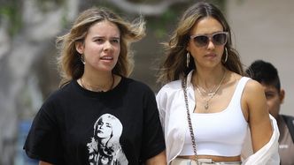 Jessica Alba w towarzystwie 15-letniej córki buszuje po sklepach w Kalifornii. Dostrzegacie podobieństwo? (FOTO)