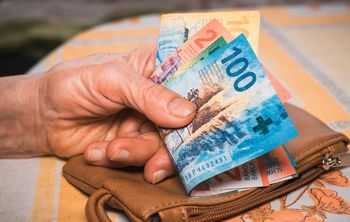 Ma 67 lat i mieszka w Szwajcarii. Taką dostaje emeryturę