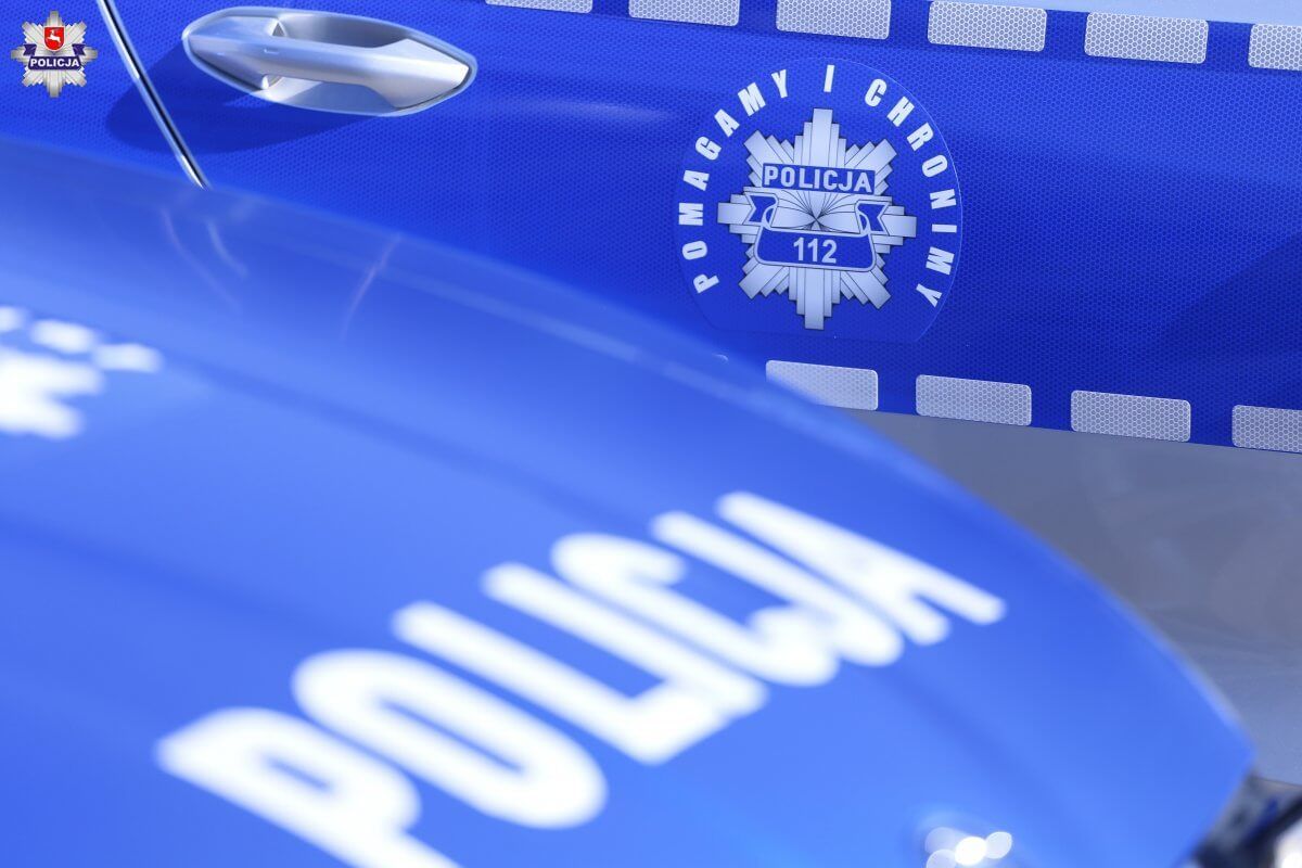 napis policja na masce samochodu