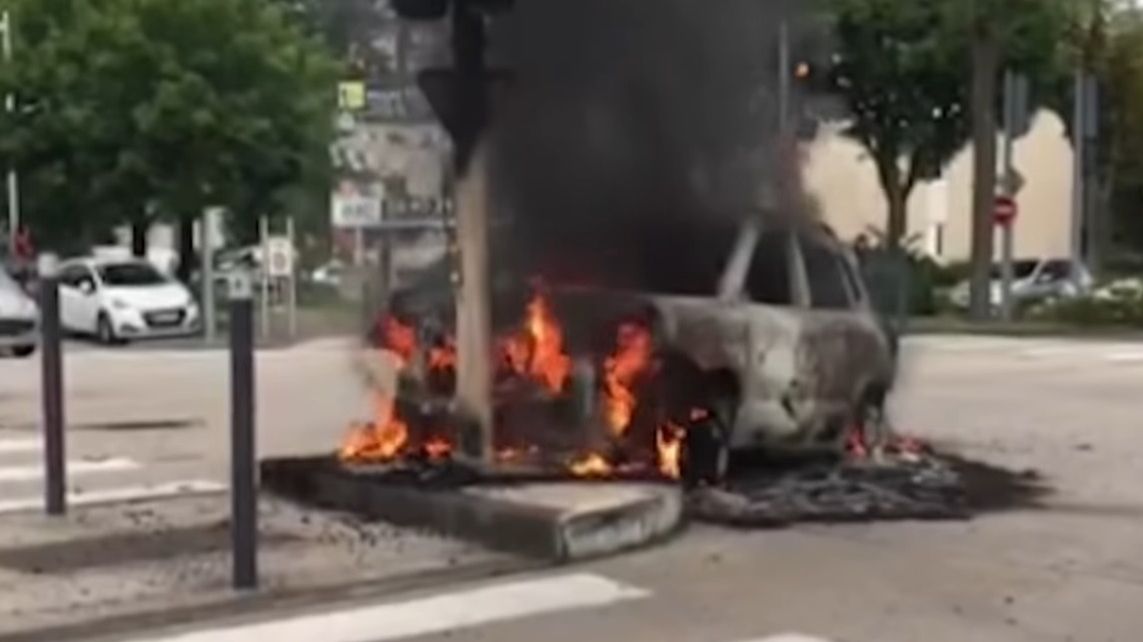 W trakcie walk w poniedziałek tworzono barykady z płonących śmietników i podpalono samochód.