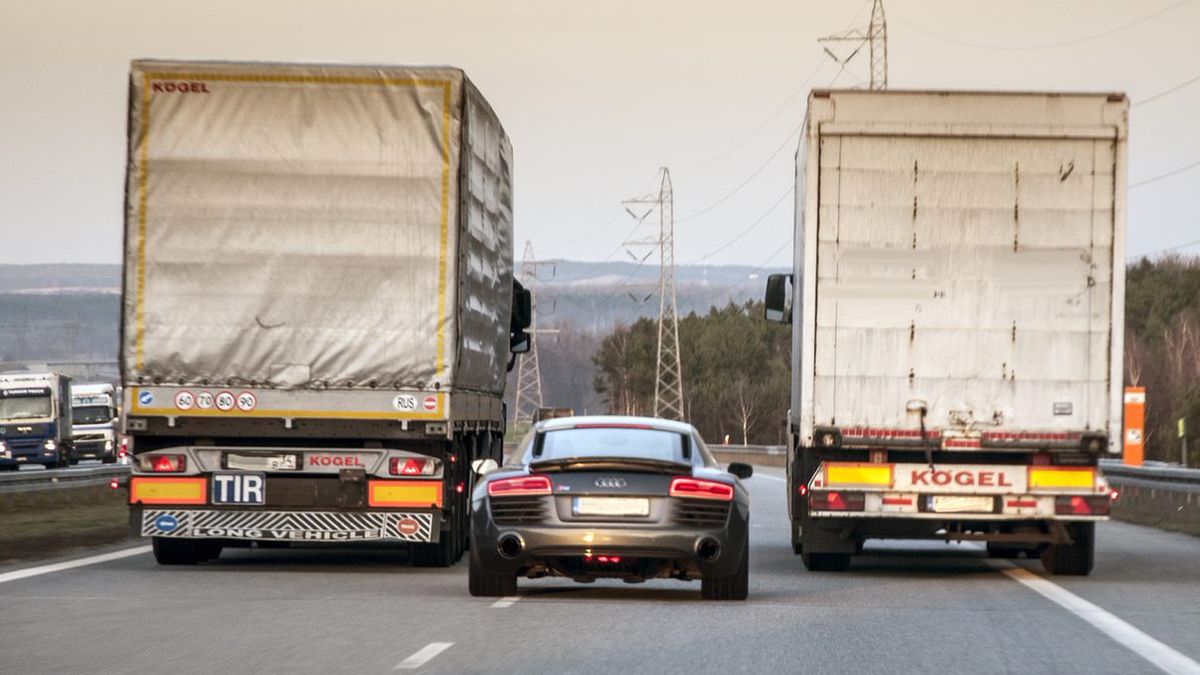 Wyprzedzające się ciężarówki