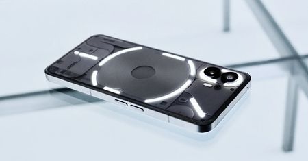 Najbardziej niebanalny smartfon powraca. Droższy, ale czy to źle?