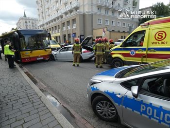 Warszawa. Porsche czołowo uderzyło w autobus miejski. Dwie osoby poszkodowane