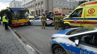 Warszawa. Porsche czołowo uderzyło w autobus miejski. Dwie osoby poszkodowane