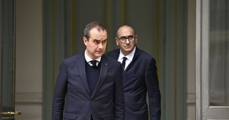 Francja reaguje na zamieszki. Będzie "częściowa" godzina policyjna