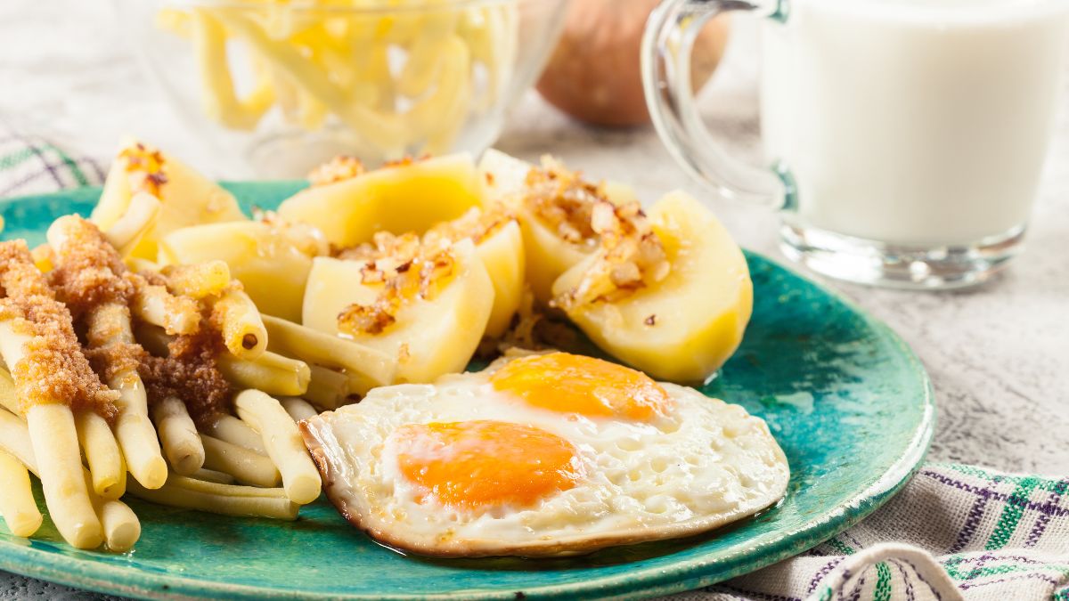 Jajko sadzone z ziemniakami i fasolką - Pyszności