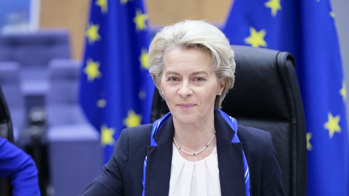 BRUSSELS, BELGIUM - NOVEMBER 30: President of the European Commission Ursula von der Leyen ring the bell prior the weekly meeting of the EU Commission, in the Berlaymont, the EU Commission headquarter on November 30, 2022 in Brussels, Belgium. (Photo by Thierry Monasse/Getty Images)