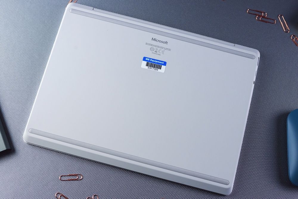 Spodnia część Surface Laptop Go