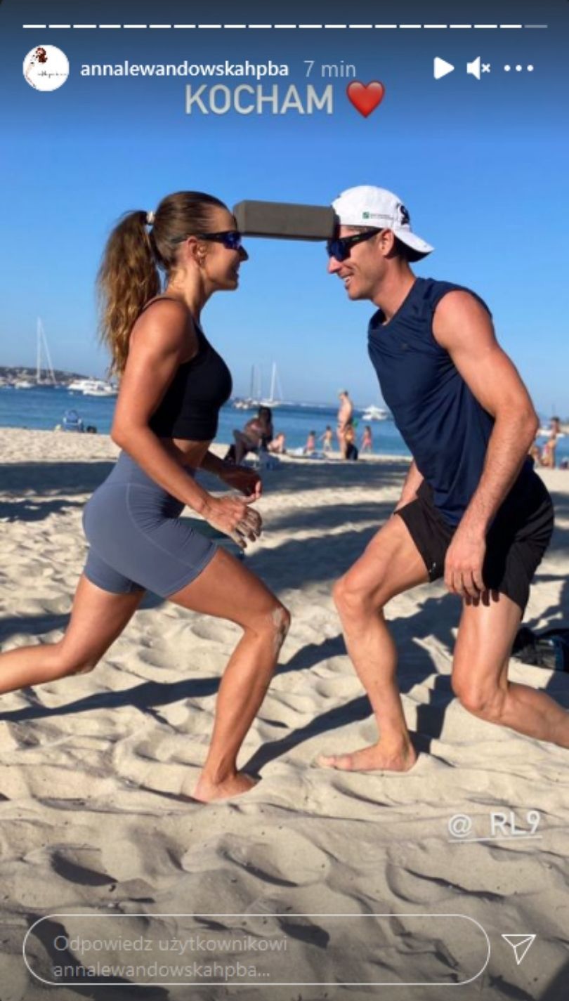 Anna i Robert Lewandowscy trenują na plaży w towarzystwie córek