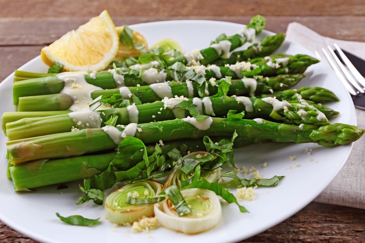 Asparagus delight: Elevate your dish with blue cheese sauce